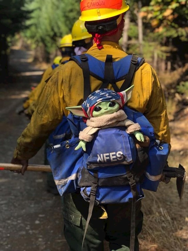 Petogodišnji dječak dao je Oregonskim vatrogascima svoju bebu Yodu i sada je s njima na poslu.