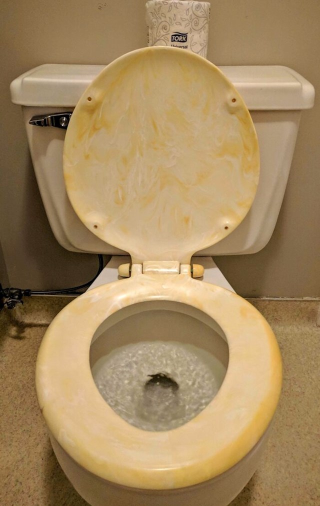 Užasan dizajn WC daske, žuti mramor