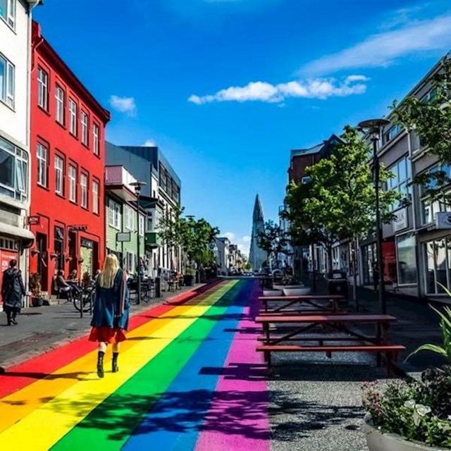Jedna od glavnih ulica u Reykjavíku obojana je u dugine boje.