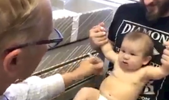 Beba je došla na cijepljenje, roditelji odmah izvadili kameru kad su vidjeli što liječnik radi