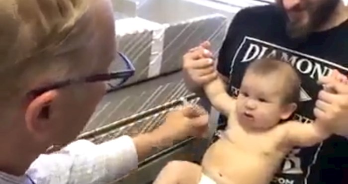 Beba je došla na cijepljenje, roditelji odmah izvadili kameru kad su vidjeli što liječnik radi