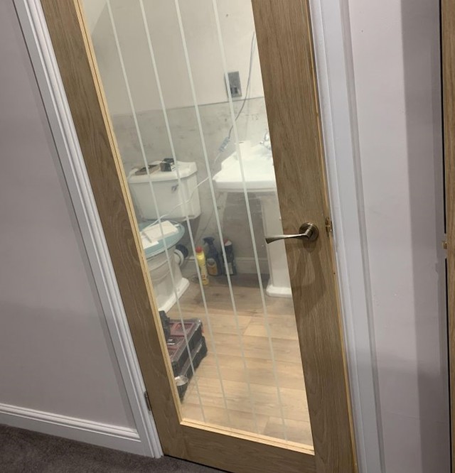 Prozirna vrata WC-a