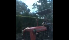 Ekipa je vidjela tipa na traktoru na cesti i odlučili su mu malo popraviti dan, snimka je hit