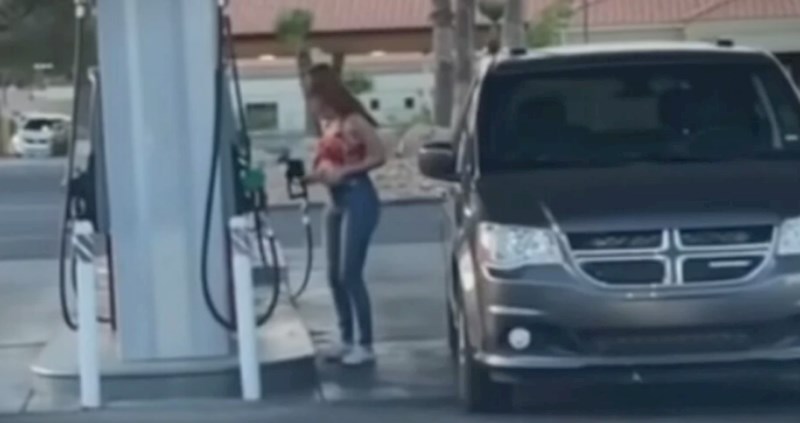Video od milijun pogleda: Djevojka je prvi put došla s novim autom na benzinsku, uslijedio je show