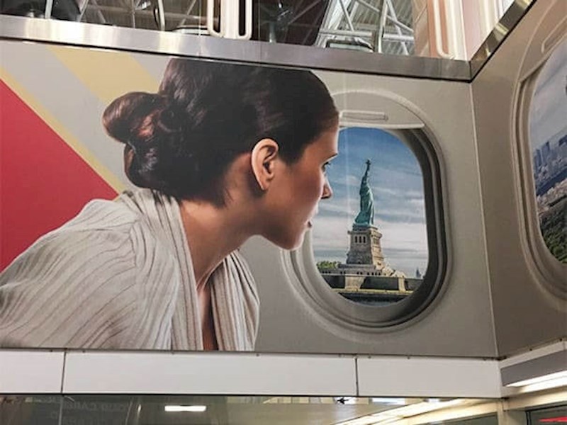 Tko bi se volio voziti aviokompanijom kojoj je ovo reklama? Pa koji bi avion vozio ovako nisko?