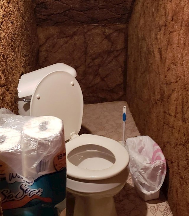 Wc u podrumu mog prijatelja je postavljen dijagonalno i dijelom ulazi u ovaj tapecirani zid