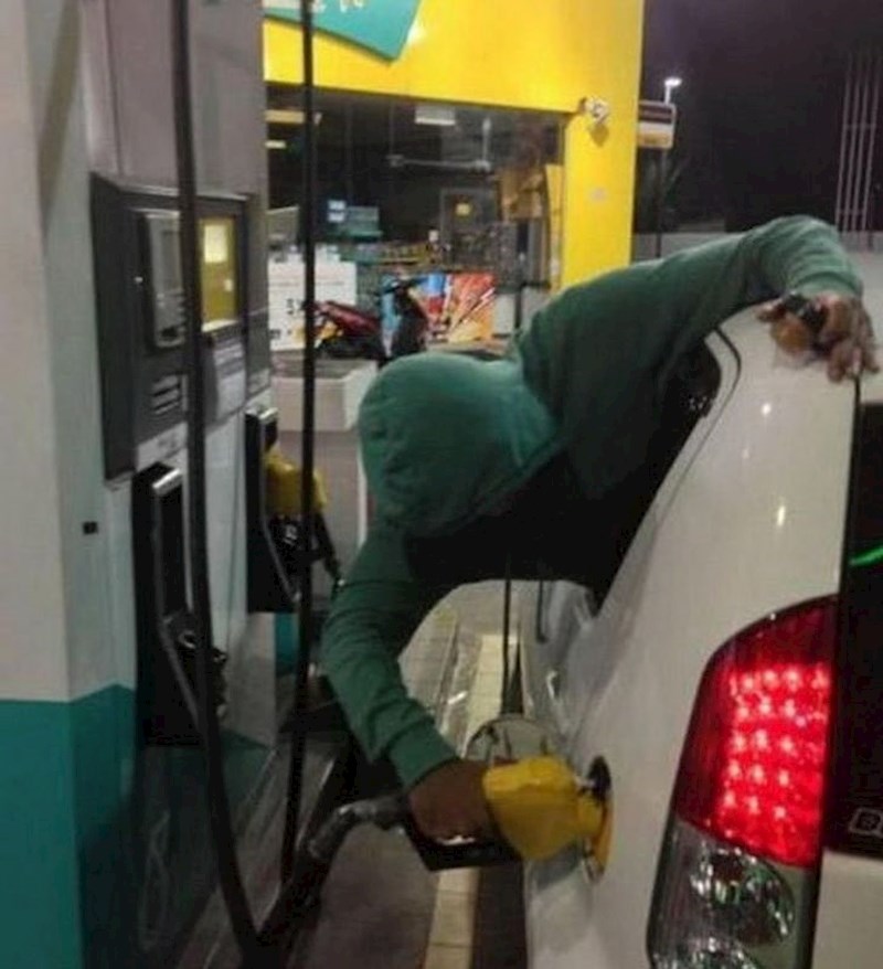 Rekao sam prijatelju da natoči dok ja uzmem kavu