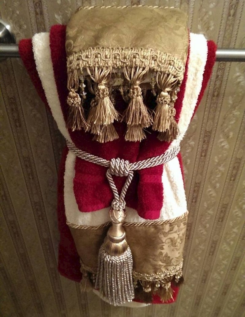 Ručnik u kući roditelja od njenog dečka. Valjda da ju impresioniraju