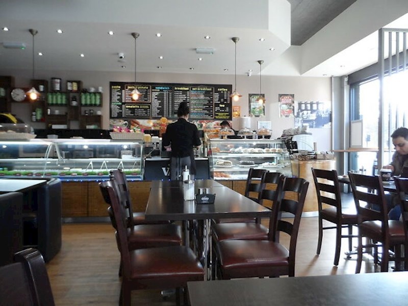 8. Ako je okolo gužva, a u tom restoranu prazno, postoji razlog i nemoj jesti tu