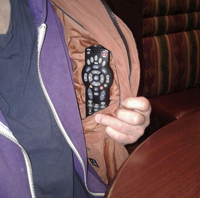 Moj otac nosi svoj daljinski u lokalni birc da može promijeniti kanal kad mu se ne sviđa, jednako mi je i neugodno i impresioniran sam