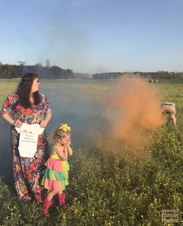Supruh je trebao upaliti dimnu bombu u bojama duge i brzo doći natrag s nama u fotku, upalili smo timer, a dobili smo fotku na kojoj izgleda da je suprug prdnuo, a kćer je namirisala smrad
