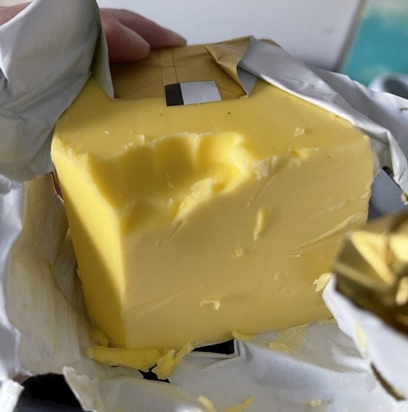 Strpljivo čekam da se dečko probudi i objasni mi za kojeg vraga imamo otisak zubiju u maslacu