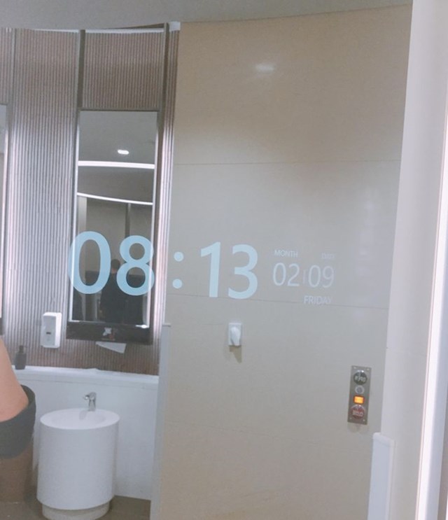 Ogledalo u hotelu ima ugrađen sat