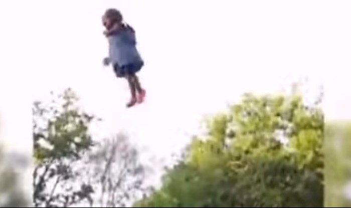 VIDEO Otac je bacio svoju curicu u zrak, ljudi oko njega su ostali u šoku
