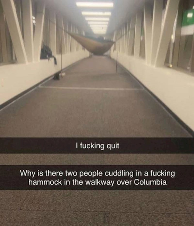 Ovo je most preko ceste, netko je objesio viseću mrežu i blokirao prolaz