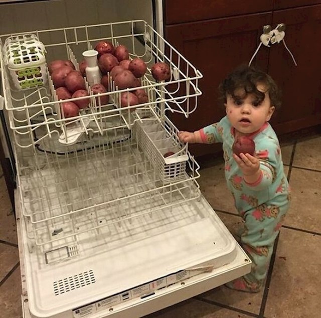 Ni bebi nije jasno zar se krumpiri ne mogu oprati u sudoperu nego im treba perilica za to