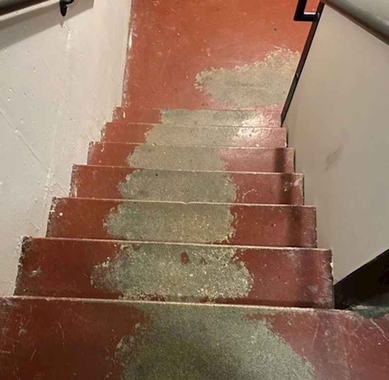 Stube u zgradi staroj 35 godina