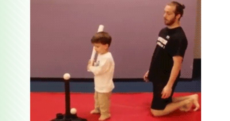 Uči sina kako igrati bejzbol, ono što je dječak napravio nasmijat će vas više nego što očekujete