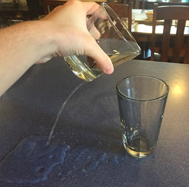 Ima li netko da zna preliti iz čaše u čašu, a da mu se ovo ne dogodi?