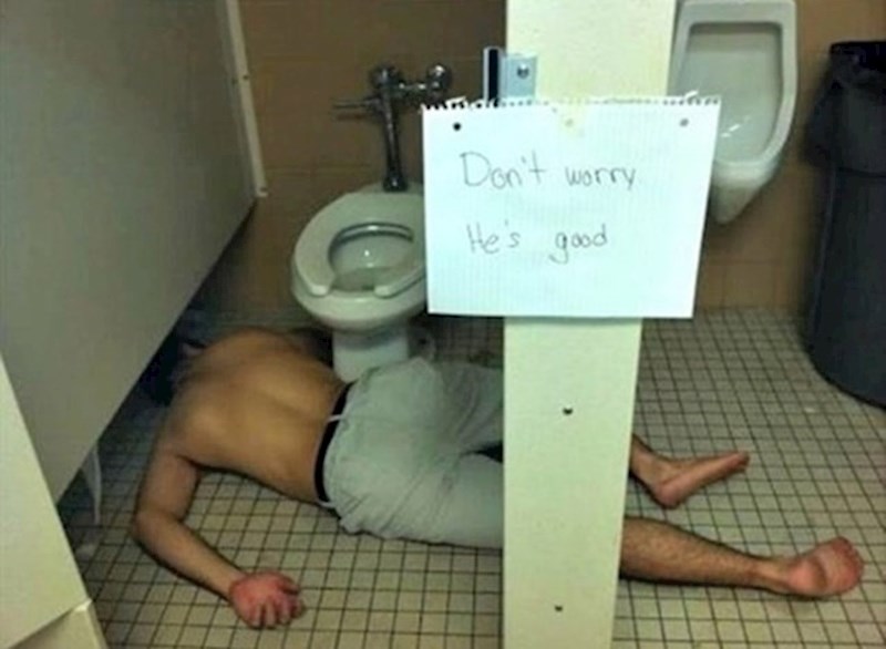 Dobre frendove ima, umjesto ovog natpisa mogli su ga podići s vjerojatno najprljavijeg poda u povijesti