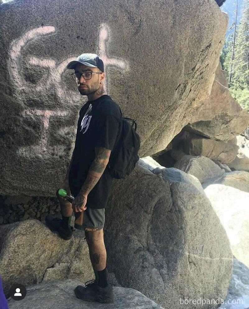 Ovaj tip crta grafite po tisućljetnim stijenama u Yosemiteu