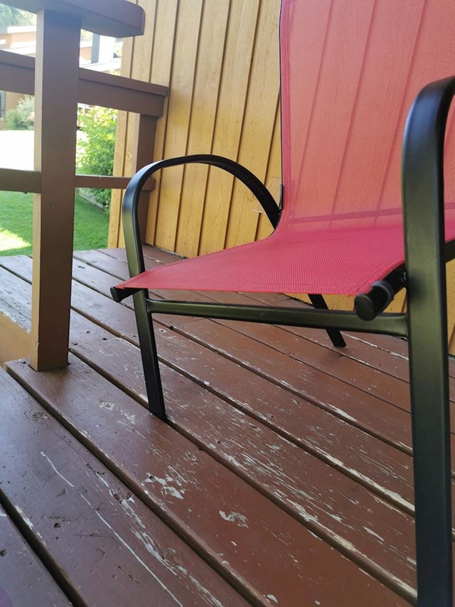 Stolica za trijem koja upada u trijem
