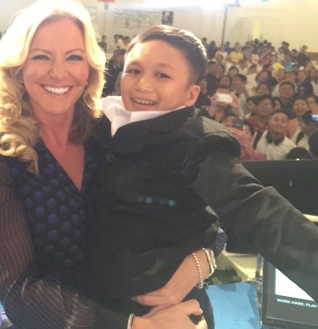 Sramotna situacija dogodila se škotskoj barunici Michelle Mone u Vijetnamu. Nakon njenog govora pred 3000 ljudi, 22-godišnji Vijetnamac niskog rasta prišao joj je i dao joj cvijeće. Ona ga je podigla i pomazila misleći da je dijete.