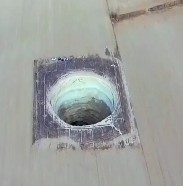 Izgleda kao obična rupa u podu, ali zapravo je oooogomna rupetina, ovo na vrhu su ljudi.