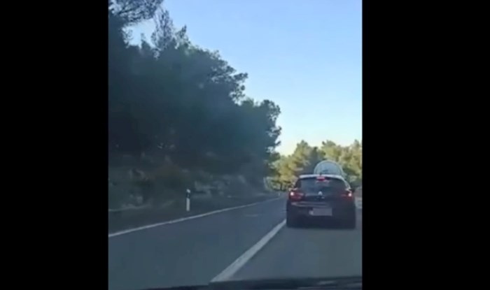 Ovaj video je najbolji dokaz tko sve vozi našim cestama: Pogledajte suludo pretjecanje iz Dalmacije