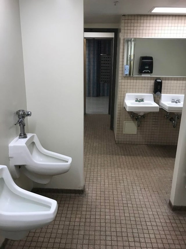 Iz WC u mojoj školi se vidi ravno u hodnik gdje svi prolaze