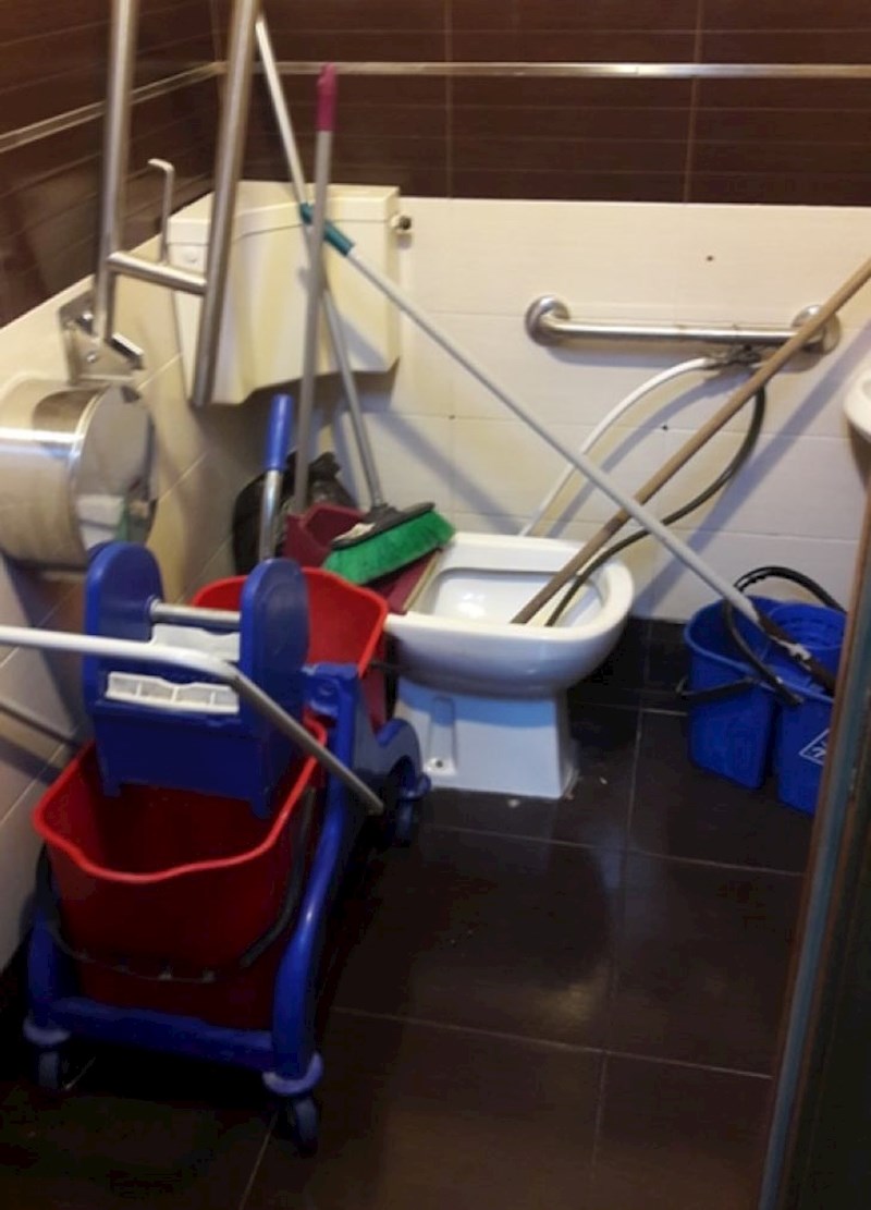 Ovo je WC za osobe s invaliditetom, krasno.