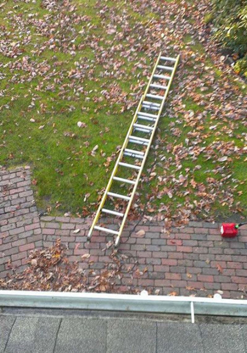 Išao sam postaviti Božićna svjetla, čini se da ću ovdje dočekati Božić jer svi u ulicu su na poslu