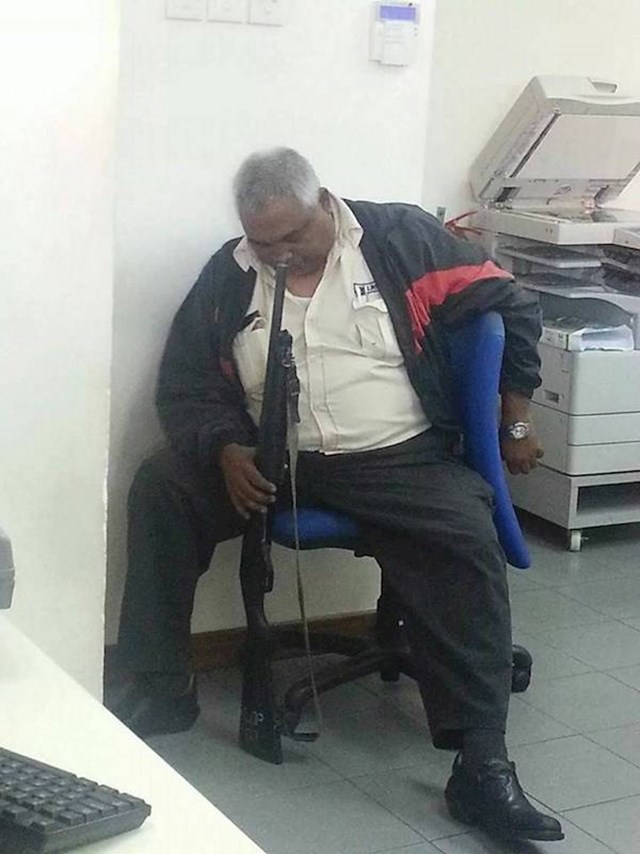 Zaštitar ovako spava na poslu