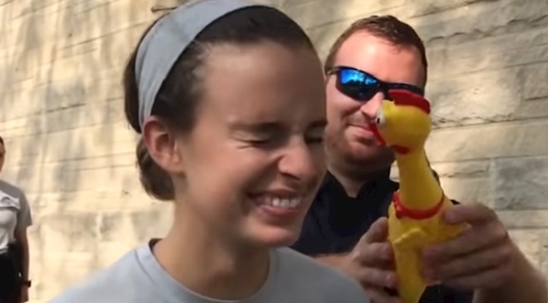 Nema smijanja - policijska akademija u Indiani koristi gumenu kokoš u osposobljavanju policajaca