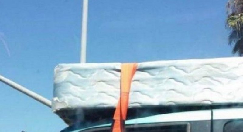 Morate vidjeti kako je ovaj dosjetljivi muškarac prevezao madrac na krovu automobila