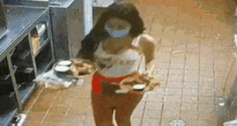 Konobarica je ruku punih hrane žurila prema stolu. Ovo će vječno pamtiti