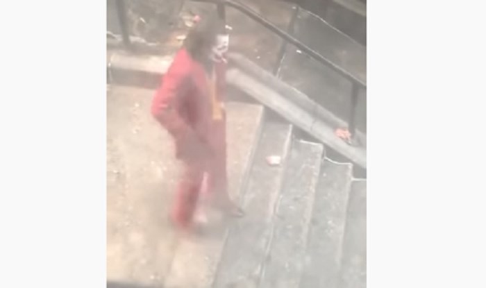 Osoba je iz svog stana uhvatila popularnu scenu na stepenicama iz Jokera i također ju snimila iz svog kuta