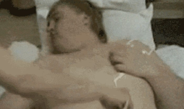 Lik je zaspao i prijatelji su mu odlučili smjestiti, ali nitko nije očekivao da će im ovo upaliti