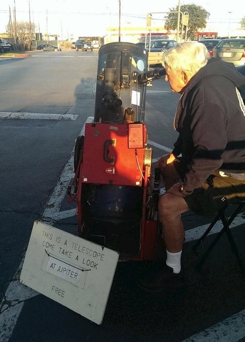 Čovjek nudi prolaznicima da istraže svemir s njim