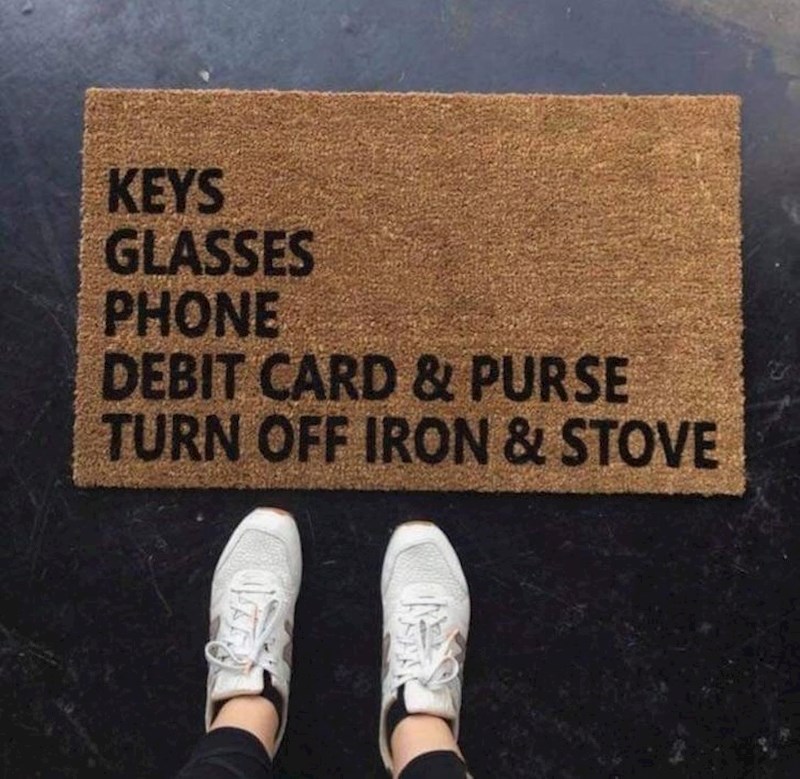 Kućni otirač koji vas podsjeća da kada izlazite iz kuće ne zaboravite ključeve, naočale, mobitel, kartice i torbicu i da isključite uređaje
