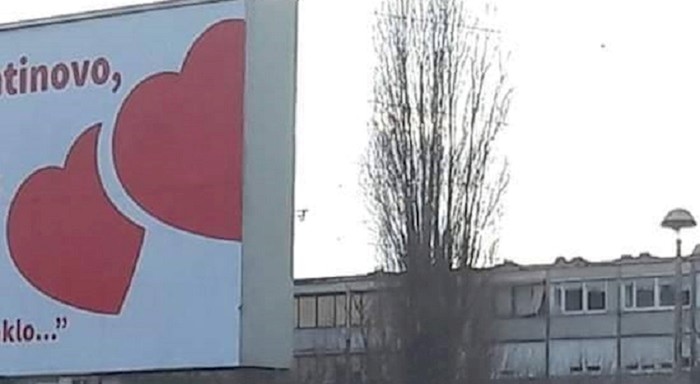 Cura je poslala dečku poruku putem jumbo plakata, bit će vam neugodno kada ju pročitate