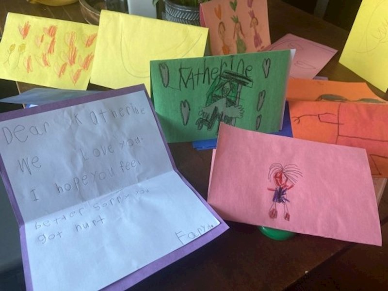 "Naša kćer doživjela je moždani udar i ispala iz svojih invalidskih kolica. Kada je došla kući iz bolnice, dočekala su je pisma podrške iz njene škole"