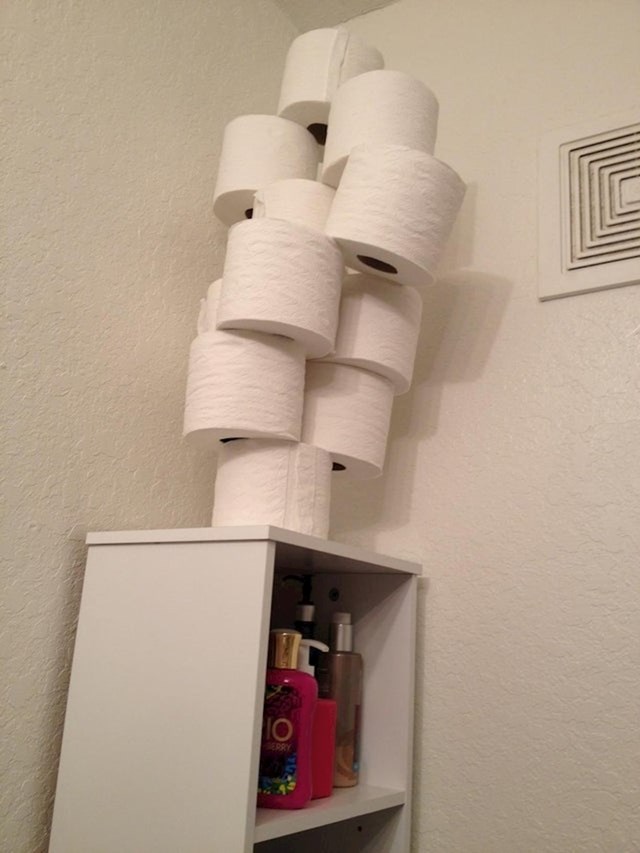 Stavi je wc papir na najvišu policu, kako ga njegova niska djevojka ne bi mogla dohvatiti