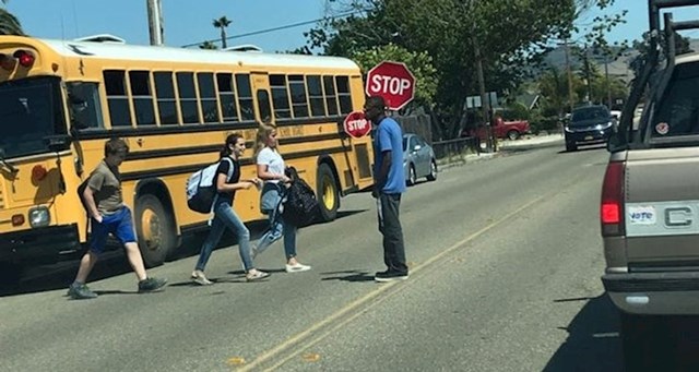Vozač je izašao iz autobusa i pazi na djecu koja su prelazila cestu