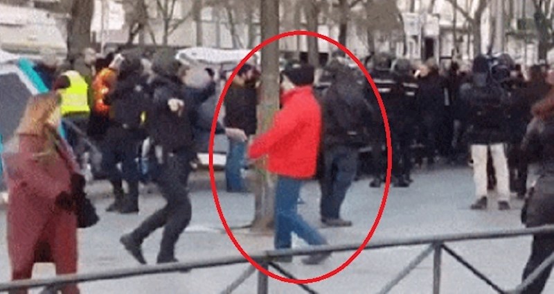 Dobro pogledajte kako se ovaj tip ponaša na prosvjedu. Urnebesno je