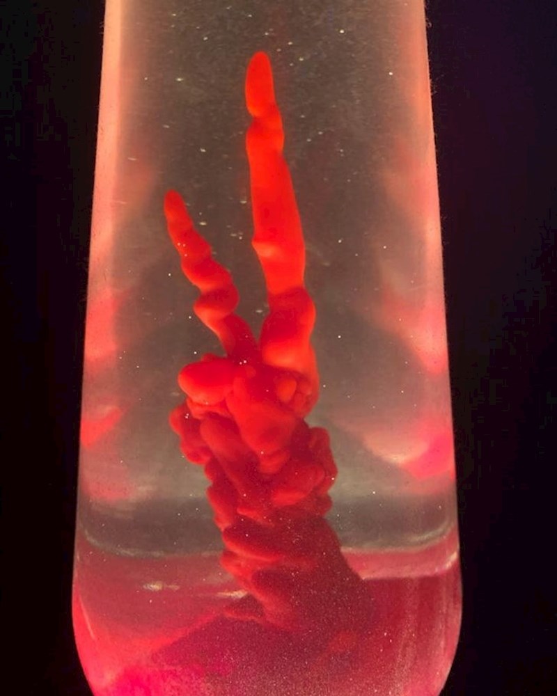 Lava lampa pokazuje znak mira