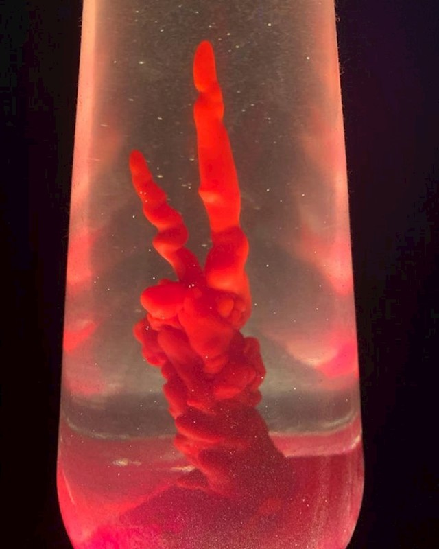 Lava lampa pokazuje znak mira