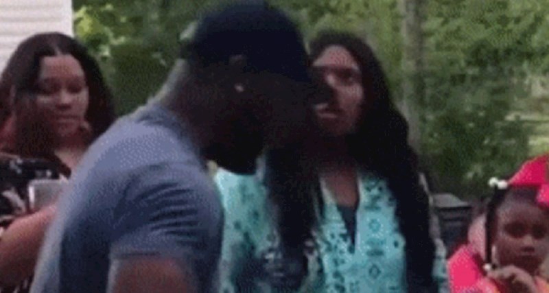 Žene oko ovog čovjeka bile su zgrožene kada su vidjele kako baca dijete u zrak, mame će ih razumjeti