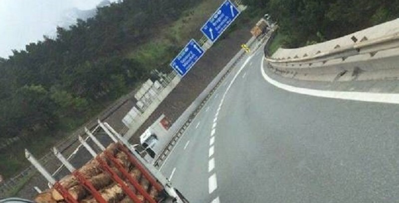 Vozači su fotkali prilično nesvakidašnju scenu na jednoj cesti, što se tu dogodilo?