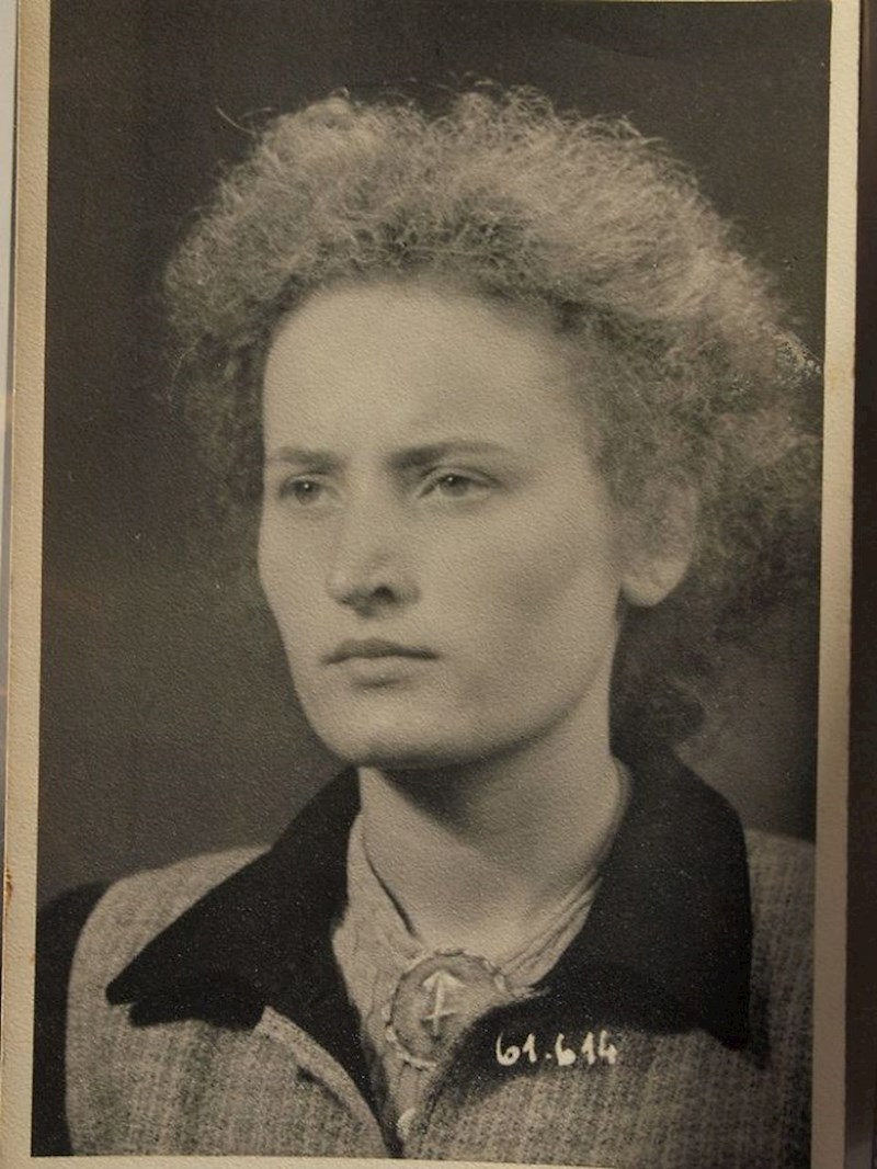 "Moja baka. Na ovoj slici ima dvadesetak godina"